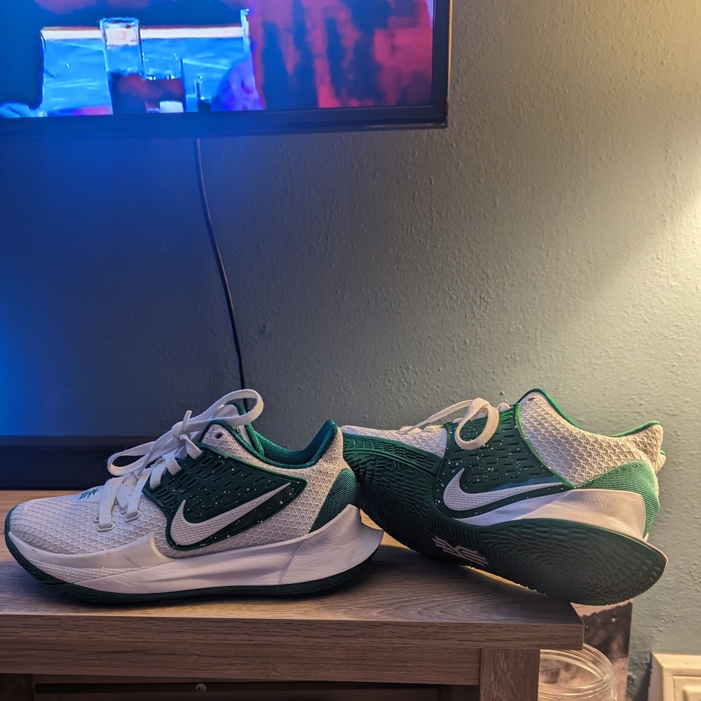Nike youth 7 Kyrie green and white speckle worn but good condition